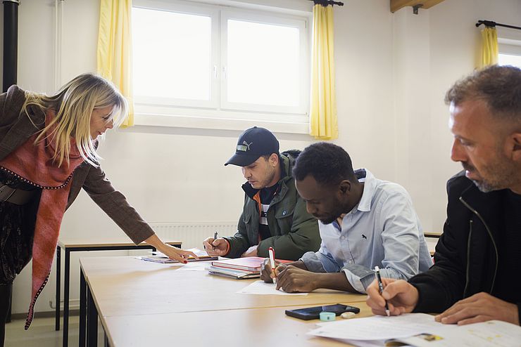 Eine Klasse mit Flüchtlingen lernt Deutsch.