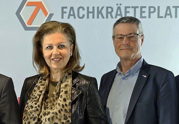 Wirtschafts- und Jugendlandesrätin Patrizia Zoller-Frischauf mit AMS-Tirol-GF Anton Kern. 