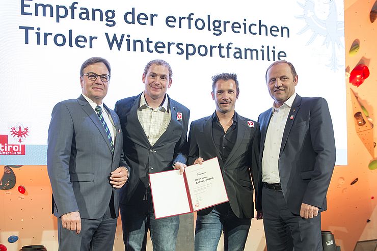 V.li.: LH Günther Platter, Georg Fischler, Peter Penz sowie LHStv Josef Geisler beim Empfang der erfolgreichen Tiroler Wintersportfamilie 2017.