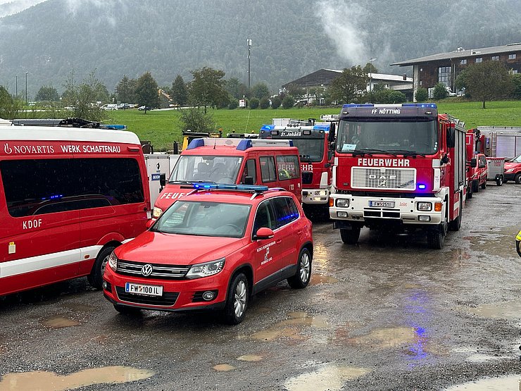 Feuerwehrautos auf Parkplatz stehend