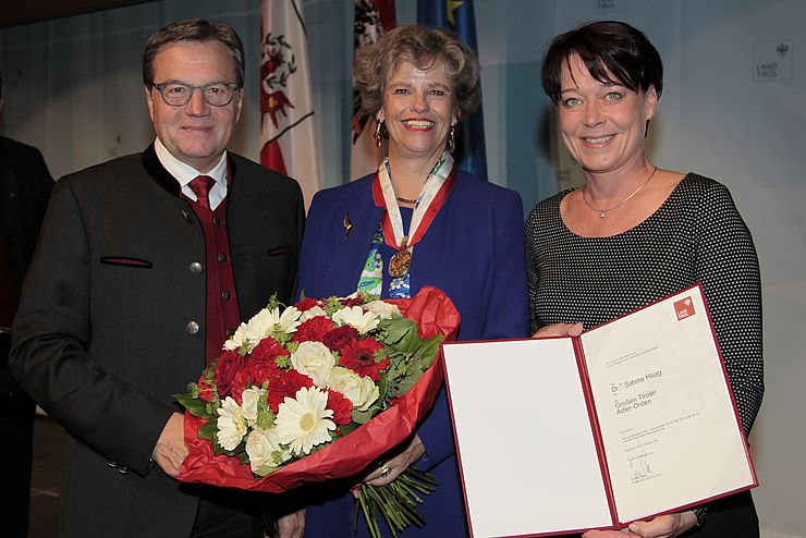 Sabine Haag erhielt von LH Günther Platter und Sonja Ledl-Rossmann den Großen Tiroler Adler-Orden.