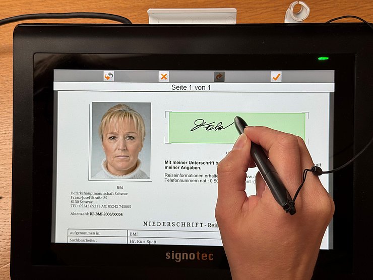 © Land Tirol/Rinner elektronische Unterschrift auf einem Signaturpad