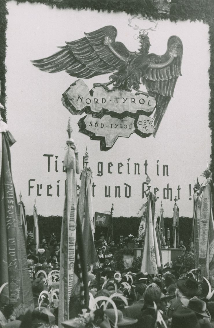 Das Bild zeigt die große Südtirol-Kundgebung in Innsbruck am 22. April 1946. 