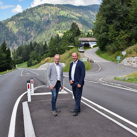 Geisler und Mayerl auf einer Straßenkreuzung