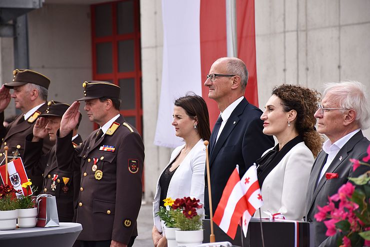 Kommandanten salutieren und rechts neben ihnen stehen Landesrätin Astrid Mair, Landeshauptmann Anton Mattle und Botschafterin Ketevan Tsikhelashvili