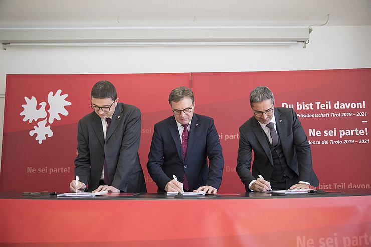 Unterzeichnung des Regierungsprogramms unter Tirols Präsidentschaft (v.li.): LH Maurizio Fugatti, LH Günther Platter und LH Arno Kompatscher. 