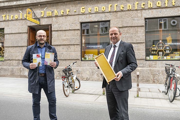 Landeshauptmann-Stellvertreter Josef Geisler und der Bienenexperte des Landes, Andreas Tschöll, präsentieren die neue Landesbroschüre „Bestäuber. Leben.“