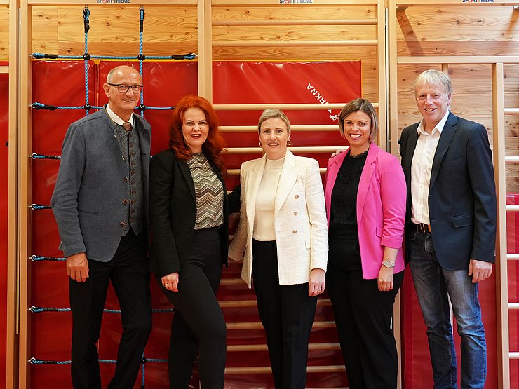 Gruppenfoto im Turnsaal/Bewegungsraum