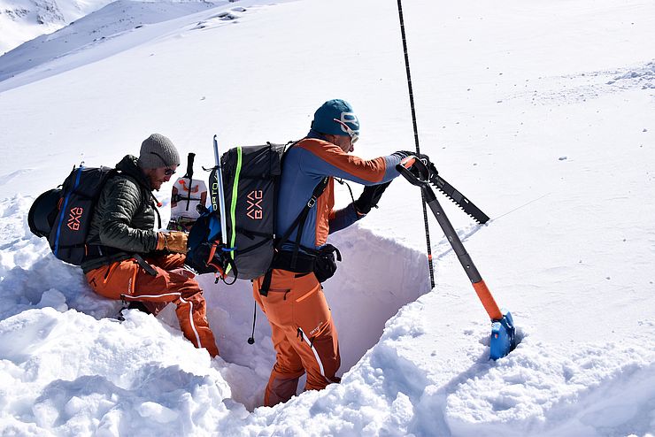 Nairz und Lanzanasto sägen Schneeblock aus Schneedecke