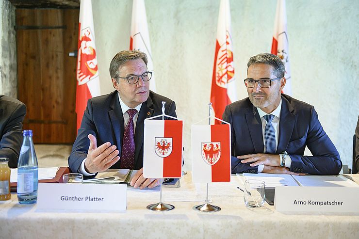 LH Günther Platter und Südtirols LH Arno Kompatscher bei der gemeinsamen Klausur der Landesregierungen aus Tirol und Südtirol.