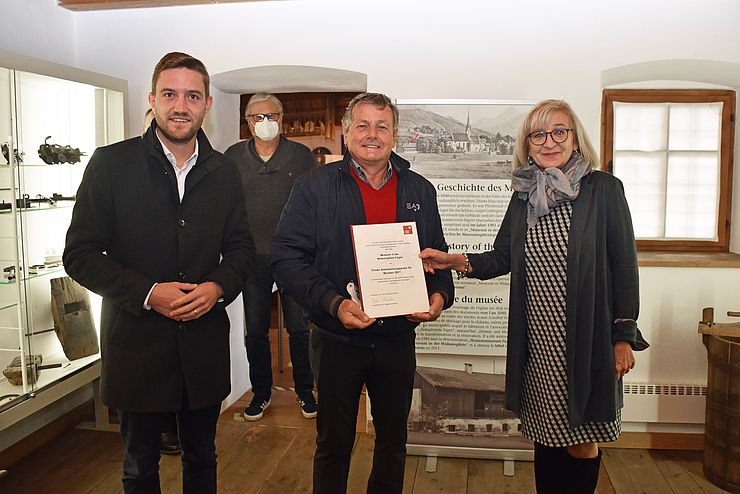 LRin Palfrader (rechts) gratuliert Andre Lindner, Obmann des Heimat- und Museumsvereins Fügen, sowie Bgm Dominik Mainusch zum Anerkennungspreis für Museen 2021.