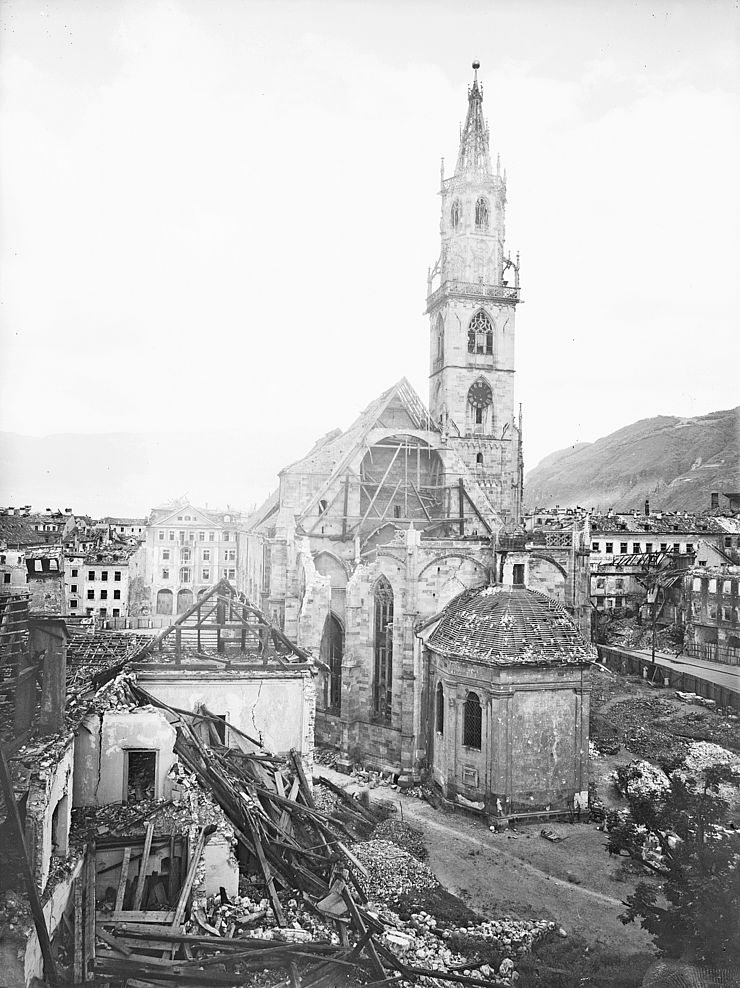 Eine eindrucksvolle Darstellung aus der aktuellen Ausstellung: Die durch Bomben zerstörte Ruine des Bozner Doms im Jahr 1945.