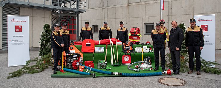 Übergabe der Spezialausrüstung an die Feuerwehr-Vertreter des Bezirks Schwaz