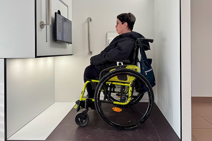 © Land Tirol/Rinner Innenansicht der Fotokabine mit Rollstuhlfahrerin