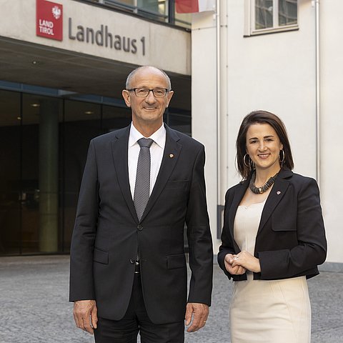 LH Anton Mattle und LRin Astrid Mair: „Der heimische Arbeitsmarkt ist trotz zunehmender Arbeitslosigkeit nach wie vor von einem hohen Personalbedarf geprägt." 