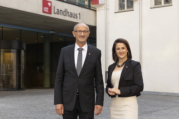 LH Anton Mattle und LRin Astrid Mair: „Der heimische Arbeitsmarkt ist trotz zunehmender Arbeitslosigkeit nach wie vor von einem hohen Personalbedarf geprägt." 