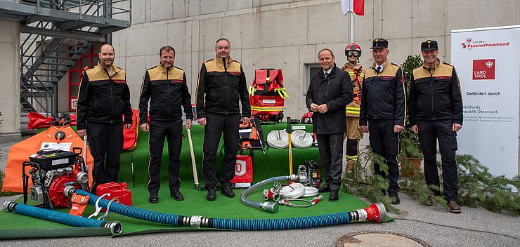 Übergabe der Spezialausrüstung an die Feuerwehr-Vertreter des Bezirks Lienz