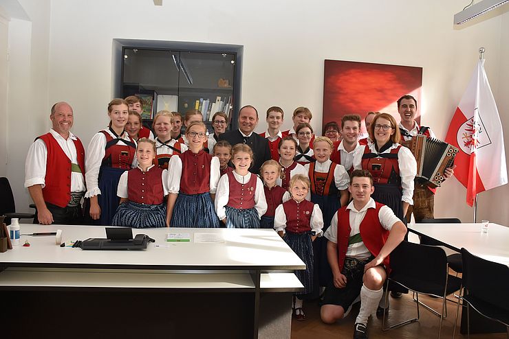 Die Trachtengruppe Obsteig stattete dem für Traditionswesen zuständigen LHStv Josef Geisler einen Besuch ab. 
