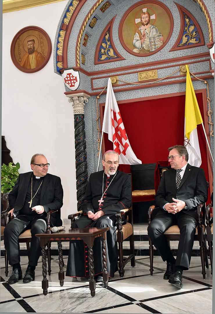 (v.re.): LH Günther Platter, Erzbischof Pierbattista Pizzaballa (apostilischer Administrator von Jerusalem) und Bischof Hermann Glettler.