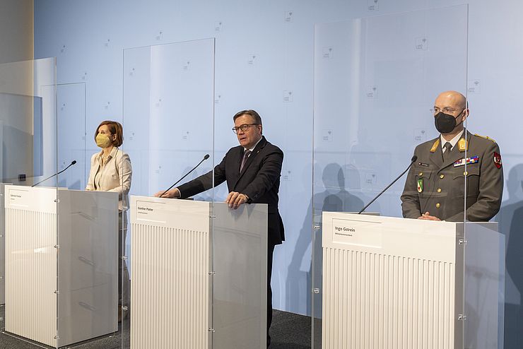 Pressekonferenz zum aktuellen Ukraine-Konflikt im Innsbrucker Landhaus (v.li.): LRin Gabriele Fischer, LH Günther Platter und Tirols Militärkommandant Brigadier Ingo Gstrein.