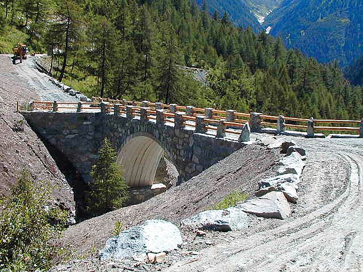 Bogenbrücke aus Naturstein anstelle einer herkömmlichen Betonbrücke; Beispiel für ein besonderes Landschaftsschutzprojekt