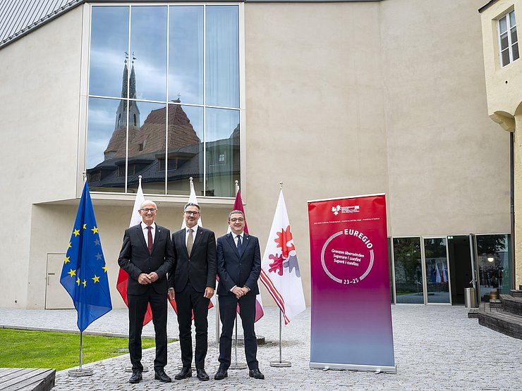 Der Euregio-Vorstand (von li.): Anton Mattle (Landeshauptmann Tirol), Arno Kompatscher (Euregio-Präsident und Landeshauptmann Südtirol), Maurizio Fugatti (Landeshauptmann Trentino) 