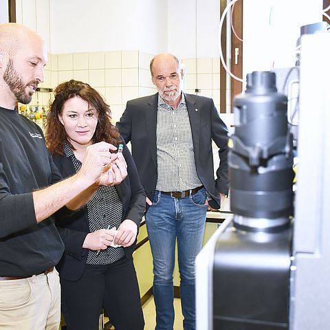 Christian Riml erklärt die Funktionsweise des neuen Hochleistungs-Chromatographie-Massenspektrometers