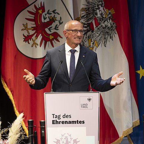 � Land Tirol/Sedlak „Tiroler Ehrenamtsnadel in Gold“ für 83 Ehrenamtliche im Bezirk Kitzbühel