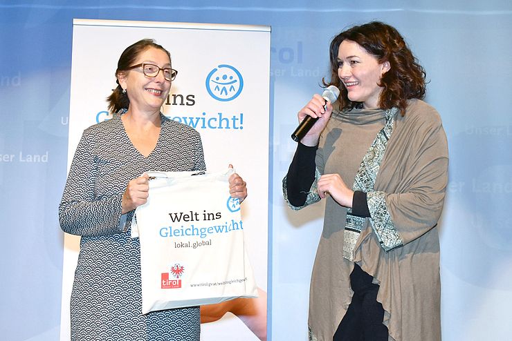 Soziallandesrätin Christine Baur und LHStvin Ingrid Felipe beim 3. Tiroler Entwicklungstag im Landhaus.