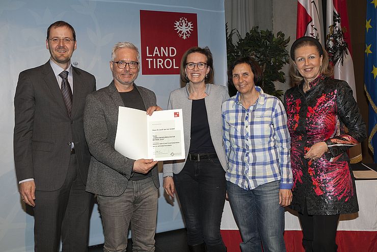 LRin Zoller-Frischauf mit den Geehrten des Haus St. Josef am Inn, Sieger in der Kategorie 5: non-profit Unternehmen.