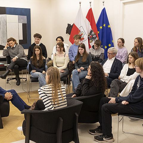 Der Landeshauptmann empfing die SchülerInnen in seinen Büroräumlichkeiten im Innsbrucker Landhaus.