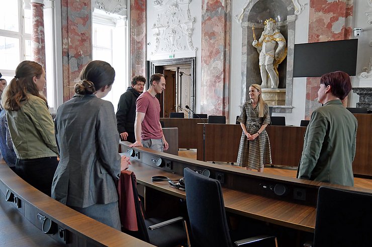 © Maximilian Oswald/Landtagsdirektion Studierende der Universität Innsbruck mit LTPin Sonja Ledl-Rossmann und LRHDin Monika Aichholzer-Wurzer