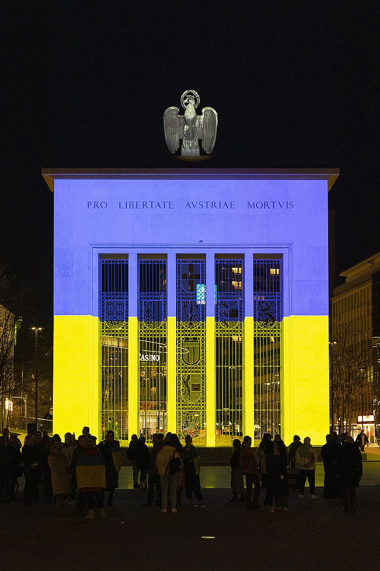 Das Denkmal am Landhausplatz ist mit den ukrainischen Nationalfarben beleuchtet.
