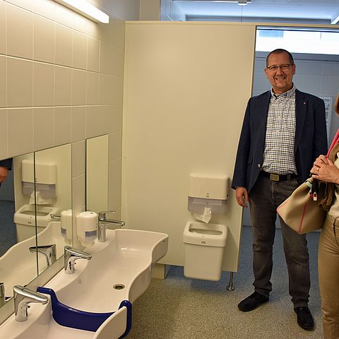 Franz Tichy präsentierte LRin Gabriele Fischer die neuen alters- und bedarfsgerechten Sanitäranlagen in einer Kindergartengruppe im Elisabethinum.