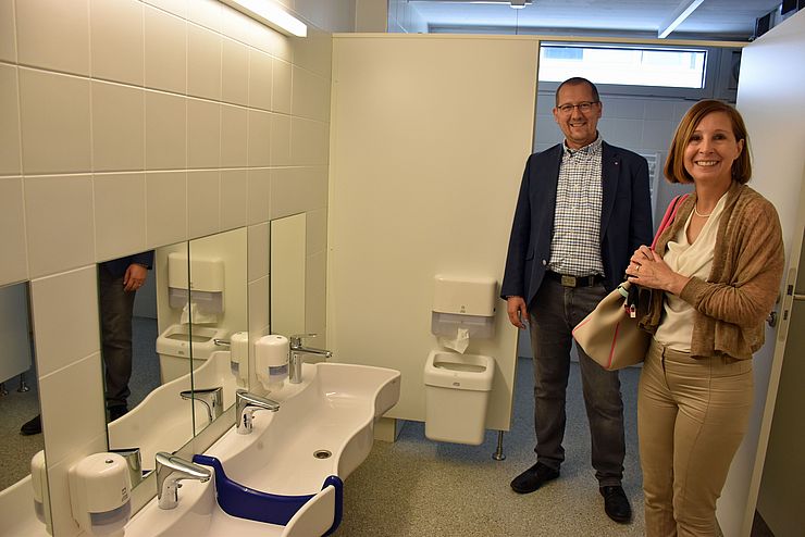 Franz Tichy präsentierte LRin Gabriele Fischer die neuen alters- und bedarfsgerechten Sanitäranlagen in einer Kindergartengruppe im Elisabethinum.