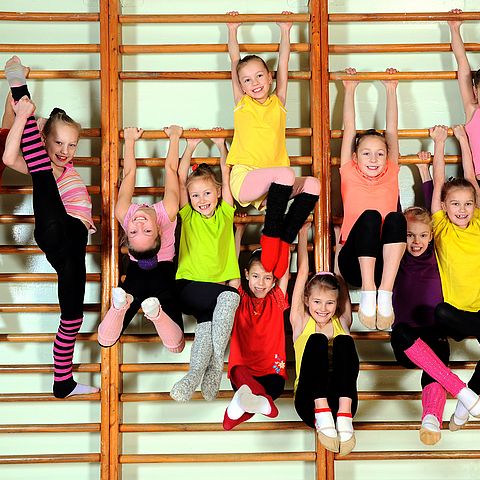 Schulsport Kinder bei der Gymnastik