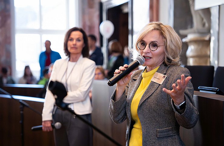 © Land Tirol/Christanell Zweite Landtagsvizepräsidentin Elisabeth Blanik erklärte Gästen den Sitzungssaal des Tiroler Landtags.