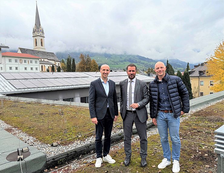 Gruppenfoto auf Dach der Schule, im Hintergrund die PV-Anlagen