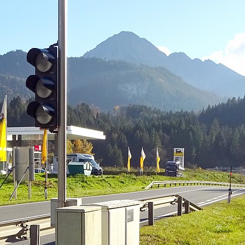 Bild einer mobilen Ampel neben einer Tankstelle.