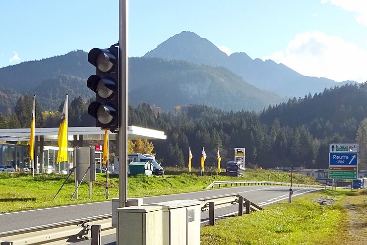 Bild einer mobilen Ampel neben einer Tankstelle.