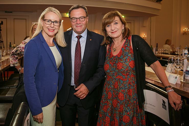 Die letztjährige Tirolerin des Jahres Bundesministerin Margarete Schramböck, LH Günther Platter und Kulturlandesrätin Beate Palfrader.