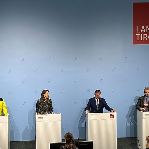 v.li.: Elmar Rizzoli, LRin Annette Leja, LH Günther Platter und Professor Günter Weiss.