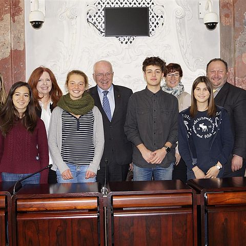 BU: die SchülerInnen des Jugendparlamentes mit LTP van Staa und Generalsekretär Reiterer im Sitzungssaal des Tiroler Landtages