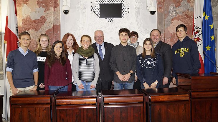 BU: die SchülerInnen des Jugendparlamentes mit LTP van Staa und Generalsekretär Reiterer im Sitzungssaal des Tiroler Landtages