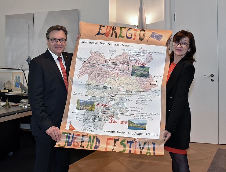 LH Günther Platter und LRin Beate Palfrader mit dem diesjährigen von Jugendlichen gestalteten Plakat zum Euregio-Jugendfestival.