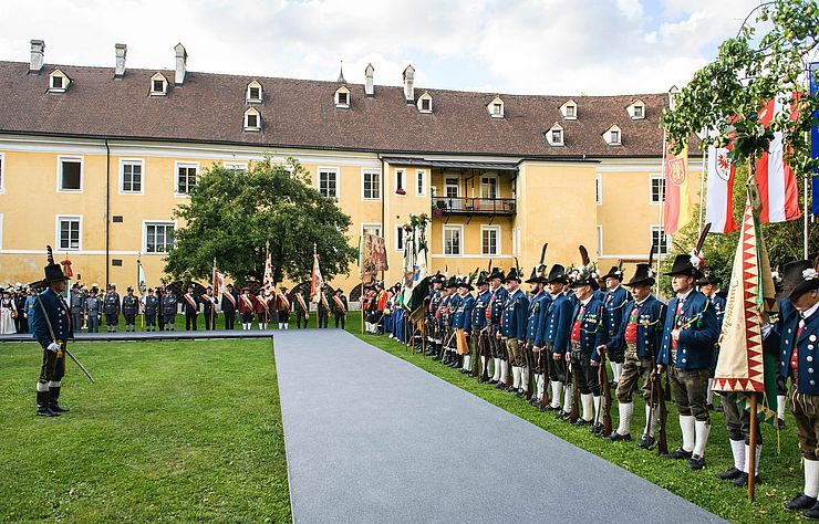 Der Landesübliche Empfang wurde unter anderem von der Speckbacher-Schützenkompanie Hall durchgeführt.