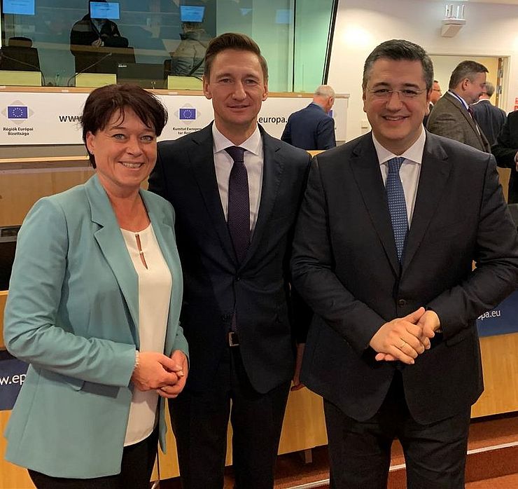 (v.li.) Landtagspräsidentin Ledl-Rossmann freut sich für den neuen EPP-Fraktionsvorsitzenden Olgierd Geblewicz und AdR-Präsidenten Apostolos Tzitzikostas