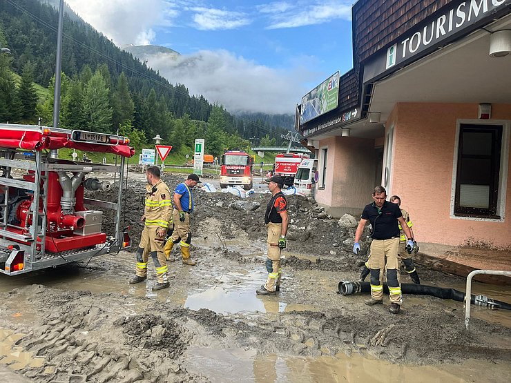 Feuerwehr und weitere Einsatzkräfte bei den Aufräumarbeiten in St. Anton am Arlberg