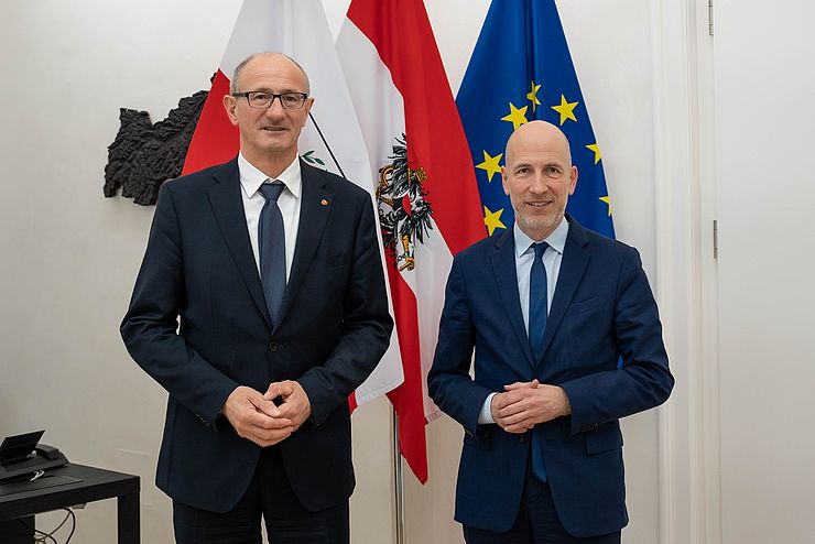Gemeinsames Foto von Landeshauptmann Anton Mattle und Minister Martin Kocher nebeneinander stehend
