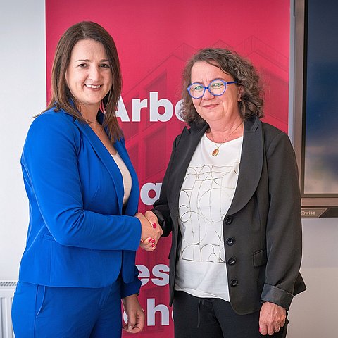 Arbeitslandesrätin Astrid Mair gratuliert Beatrice Juen (Geschäftsführerin amg-tirol) zum 20-jährigen Jubiläum der amg-tirol.